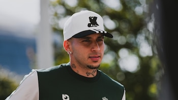 El colombiano Gustavo Puerta viajó a Grecia para ser oficializado como nuevo jugador del Olympiacos: en este equipo jugó James Rodríguez