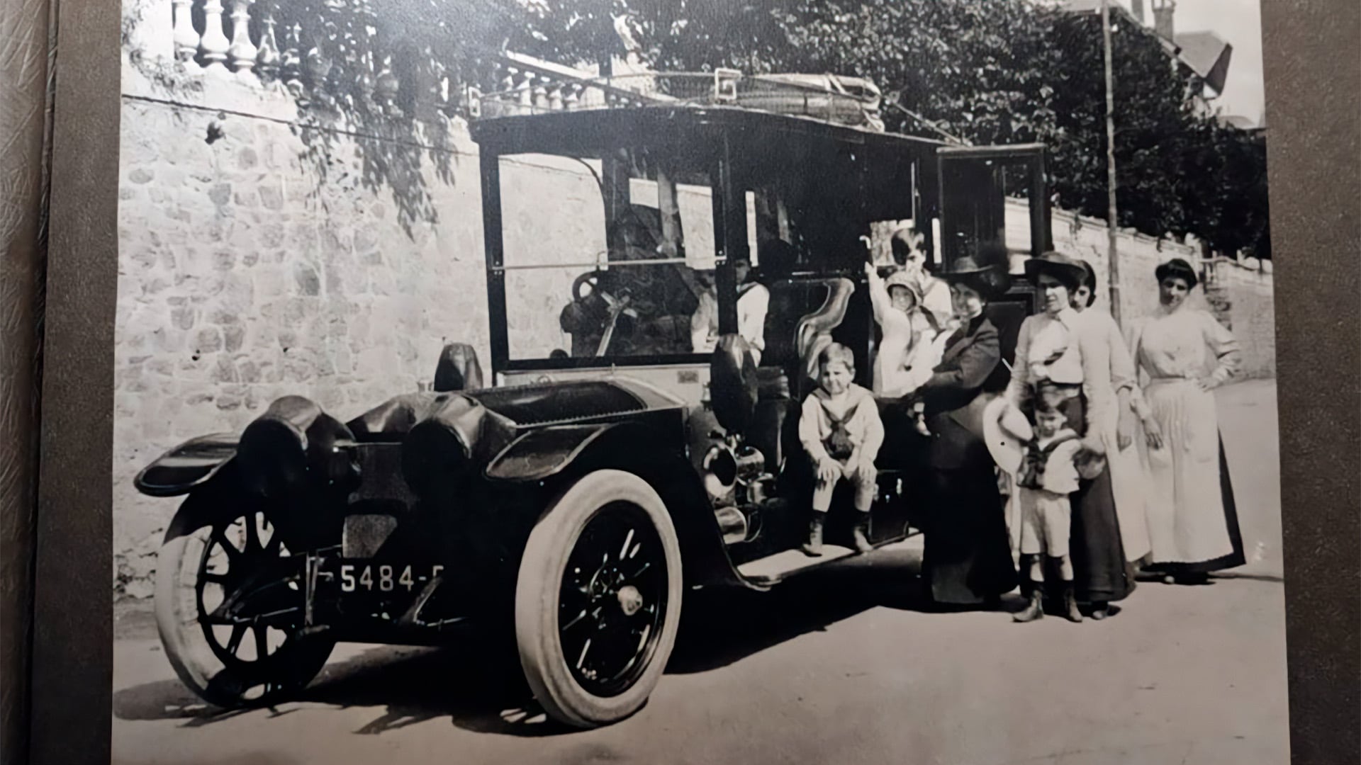 La familia Pereyra Iraola posa junto a su automóvil Rolls-Royce Silver Ghost de 1910 durante un recorrido por Europa previo al viaje previsto en el Titanic.