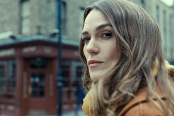 Keira Knightley en 'Palomas negras' (Netflix)