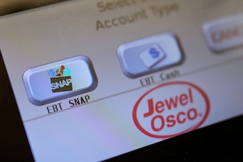 El beneficio de SNAP para una persona subirá a USD 306 por mes y para un hogar de dos personas llegará a USD 562 desde octubre de 2026 (AP Foto/Nam Y. Huh, Archivo)