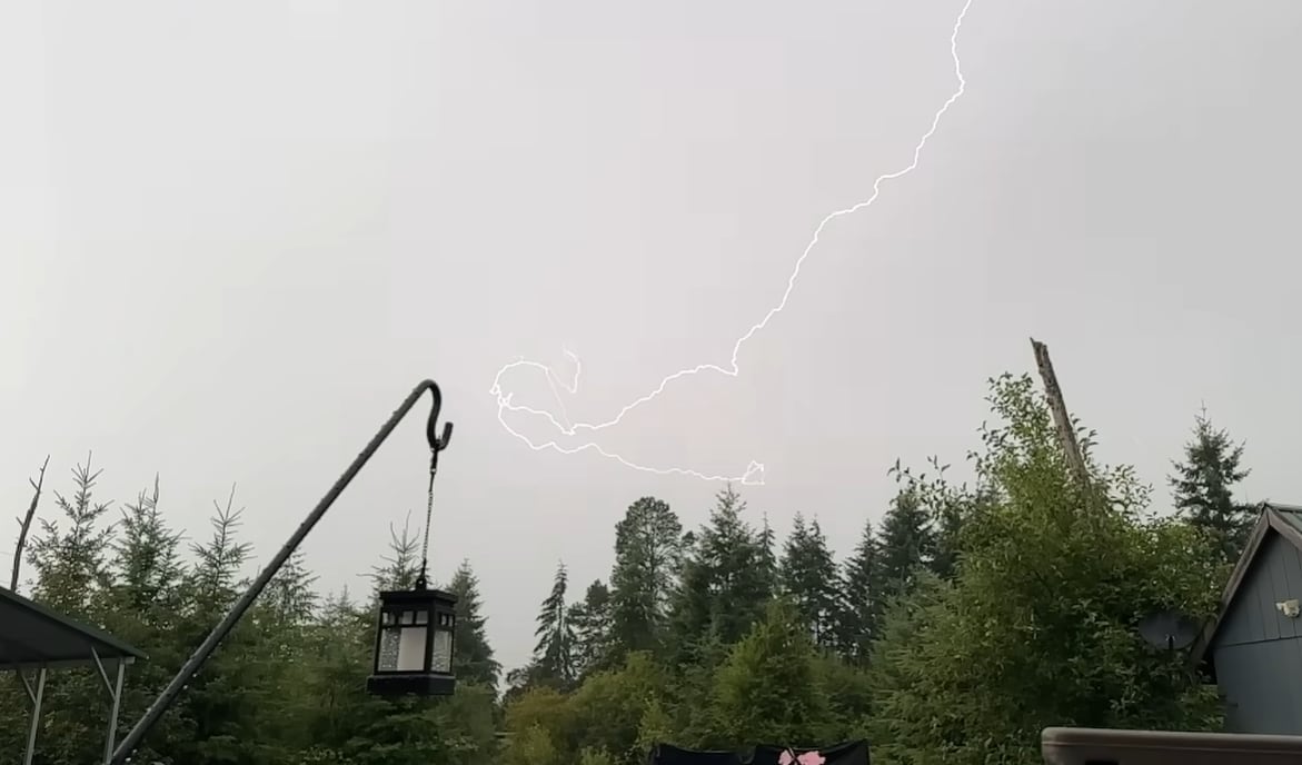En esta región, los episodios de tormentas eléctricas suelen ser esporádicos, pero este año superaron cualquier registro reciente (KOMO News)