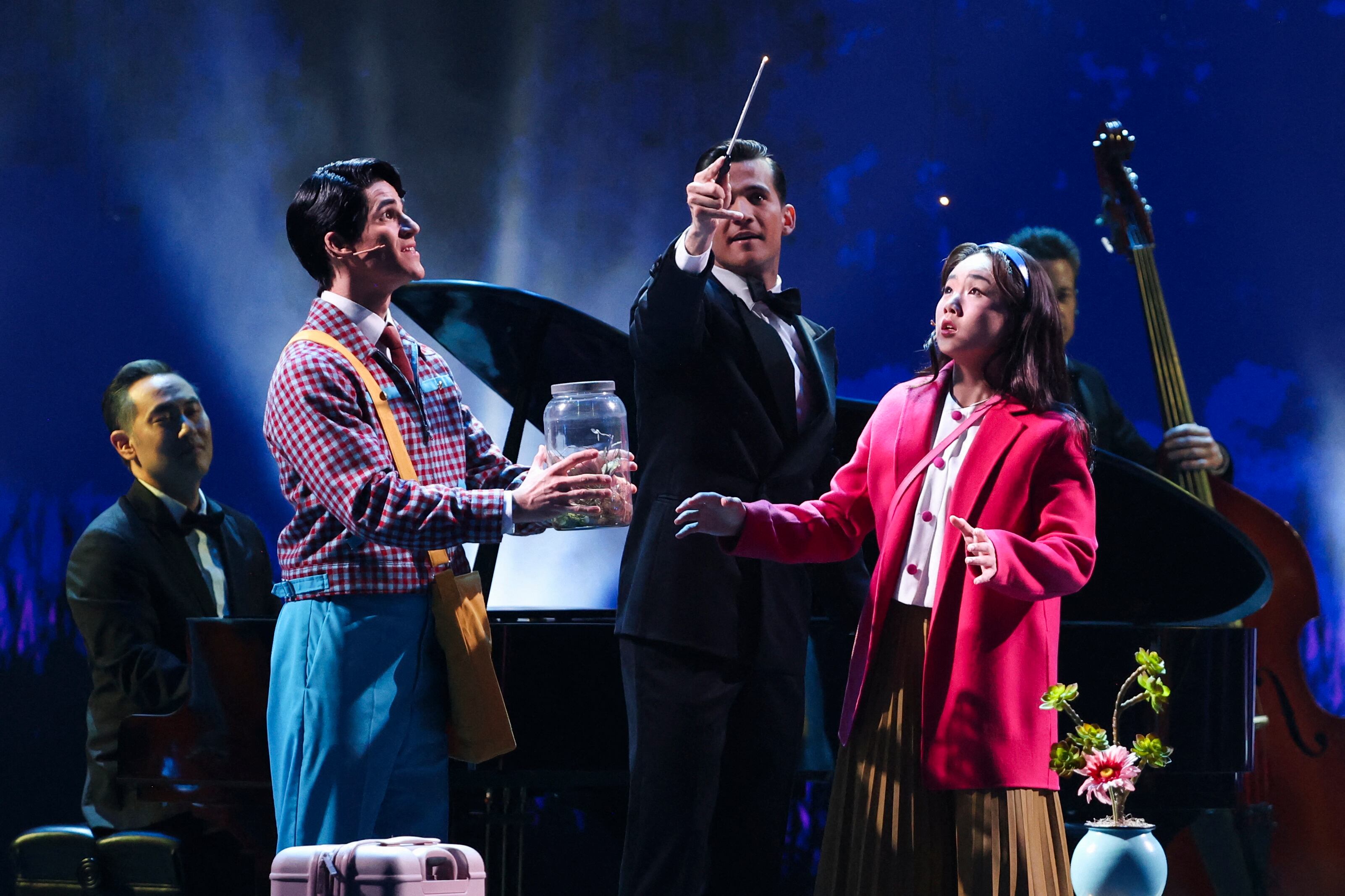 Helen J Shen y Darren en un momento de