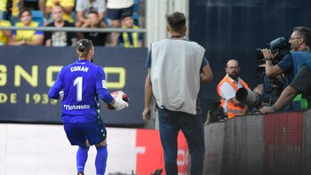 El dramático momento en el que el arquero argentino Jeremías Ledesma lleva un desfibrilador a la tribuna para salvar la vida de un fanático