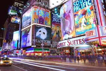 Los teatros de Times Square concentran una de las mayores afluencias de turistas de la temporada alta en Nueva York.