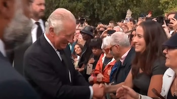 El Rey Carlos III saluda a la gente