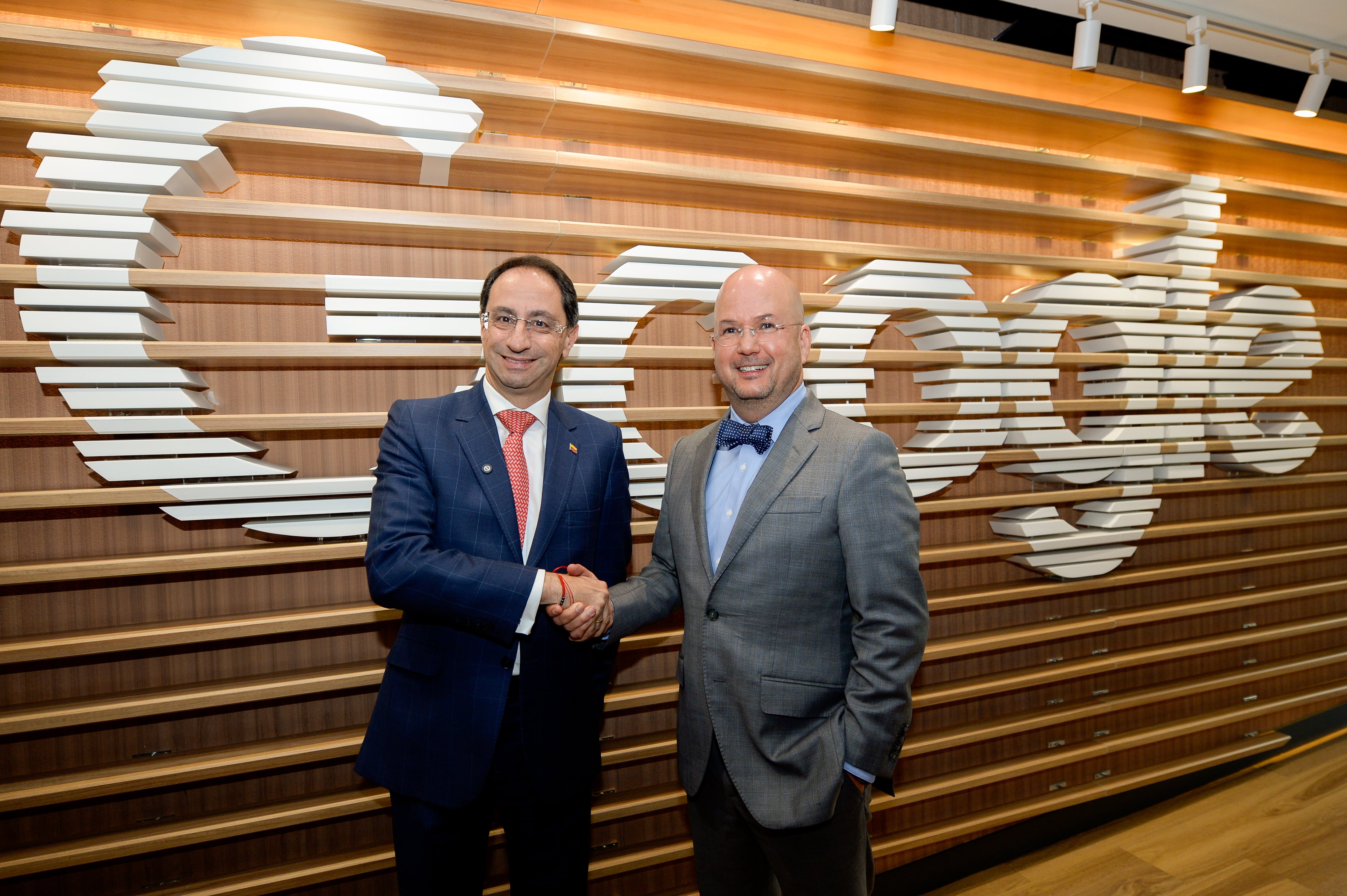 Edgardo Frías, director general de Google para la Región Andina y el vicepresidente de Colombia, José Manuel Restrepo. (Google)