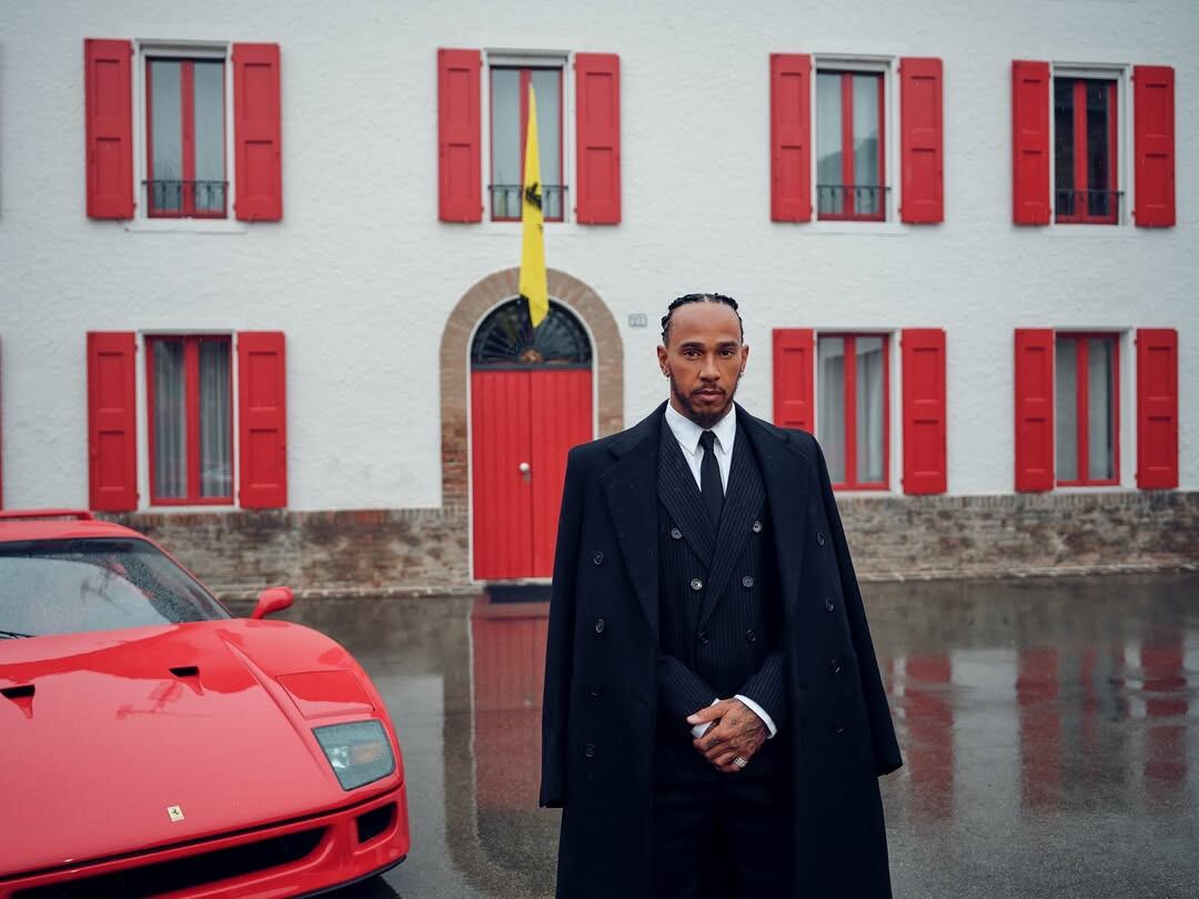 Lewis Hamilton en Maranello junto a una Ferrari F40, el único auto que hoy compraría porque lo considera