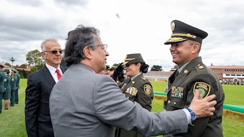 Oficiales retirados defendieron al general