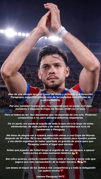 Primer plano de Ángel Romero con la camiseta de la selección de Paraguay, sudoroso, con las manos levantadas en un gesto de aplauso o saludo, bajo luces de estadio