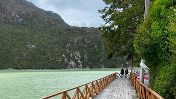 Un argentino en el único pueblo del mundo sin calles donde la gente solo camina por pasarelas: “Un tesoro escondido en la Patagonia”