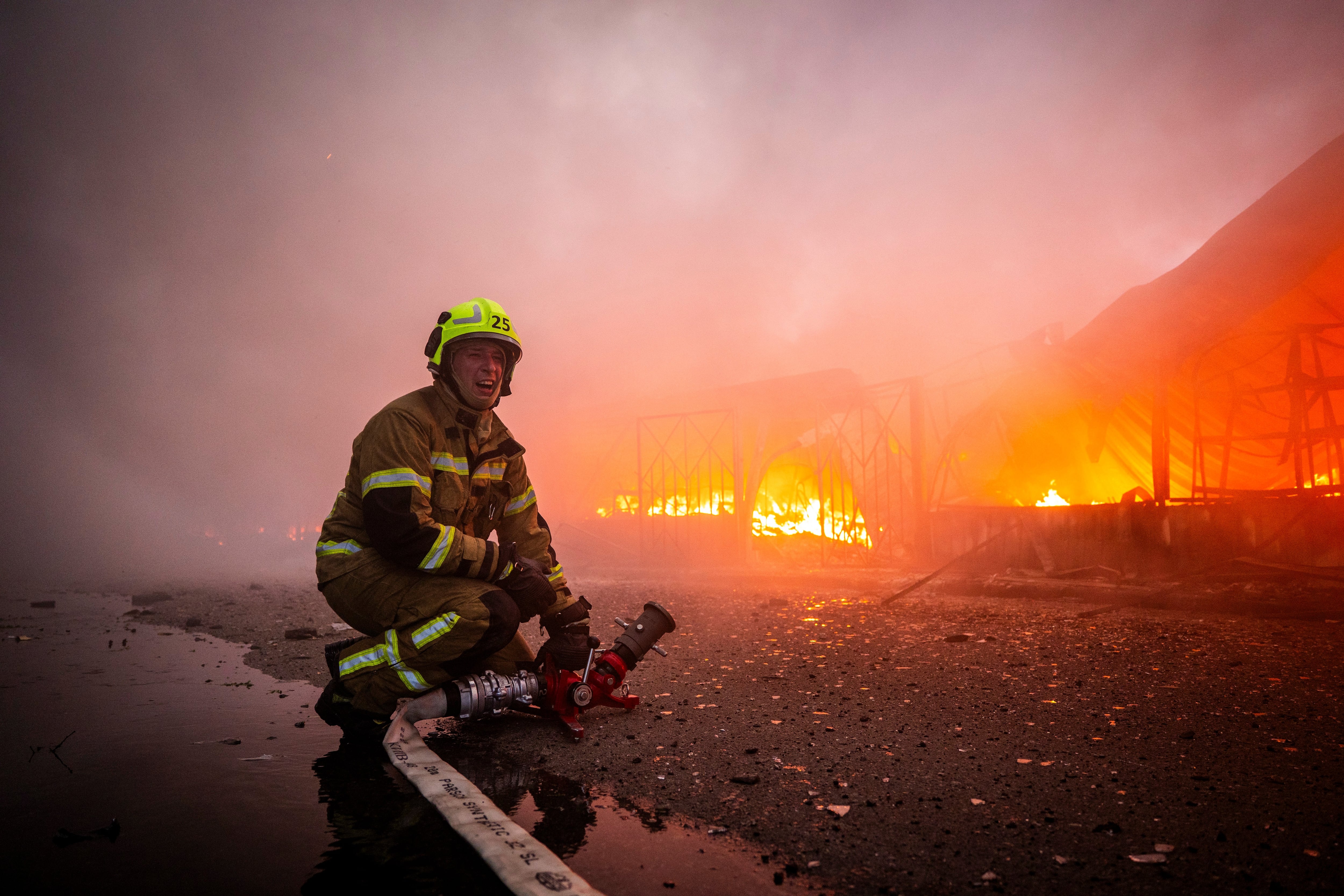 Bomberos combaten el incendio en un mercado de Kiev alcanzado por el ataque ruso. Las defensas ucranianas lograron interceptar 50 de los 70 misiles y 582 de los 611 drones lanzados durante el bombardeo nocturno. (AP Photo/Dan Bashakov)