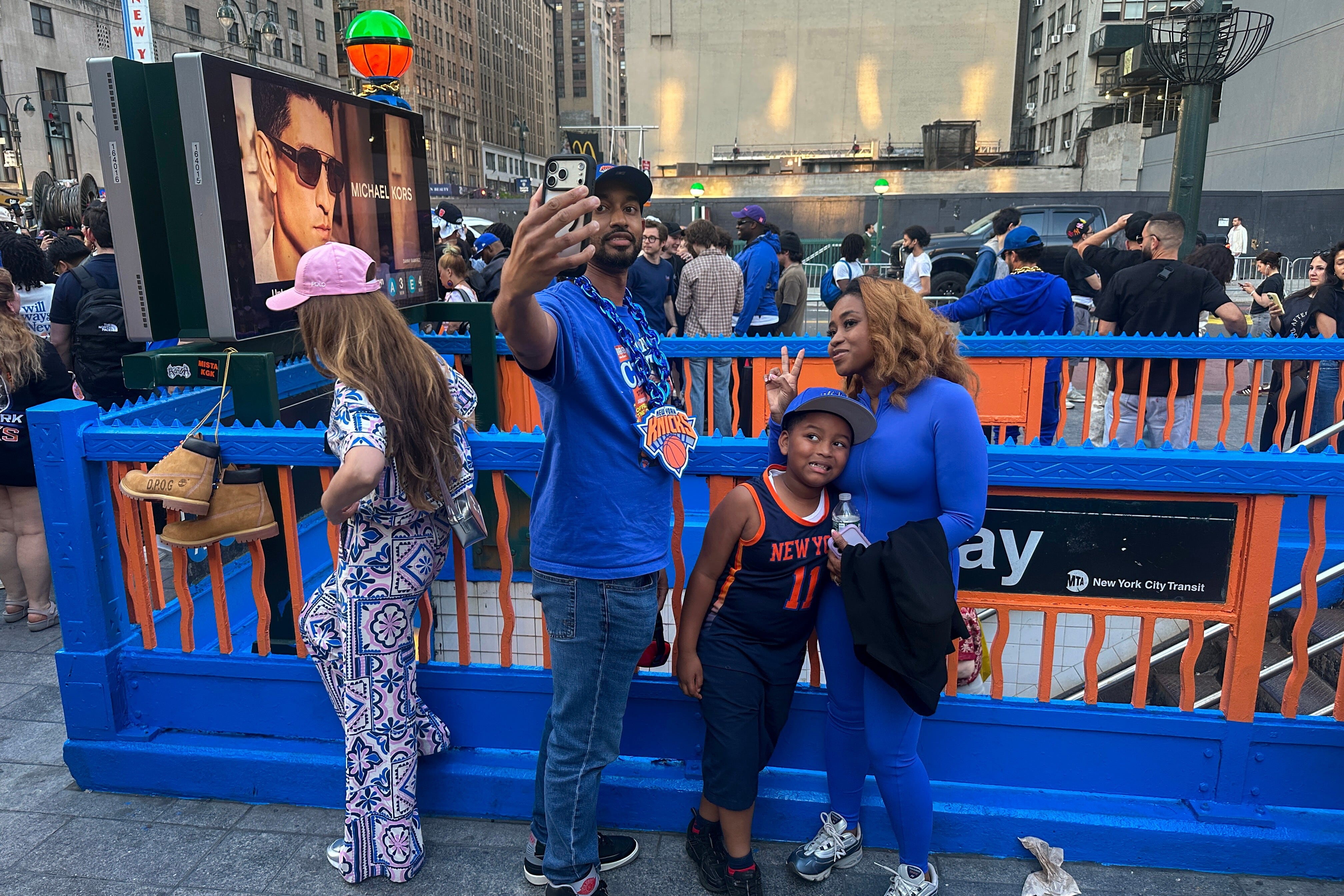 El alcalde de Nueva York advirtió que los asistentes a la fiesta pública de los Knicks no deben subirse a vehículos de emergencia ni bloquear ambulancias (AP Foto/Ted Shaffrey).