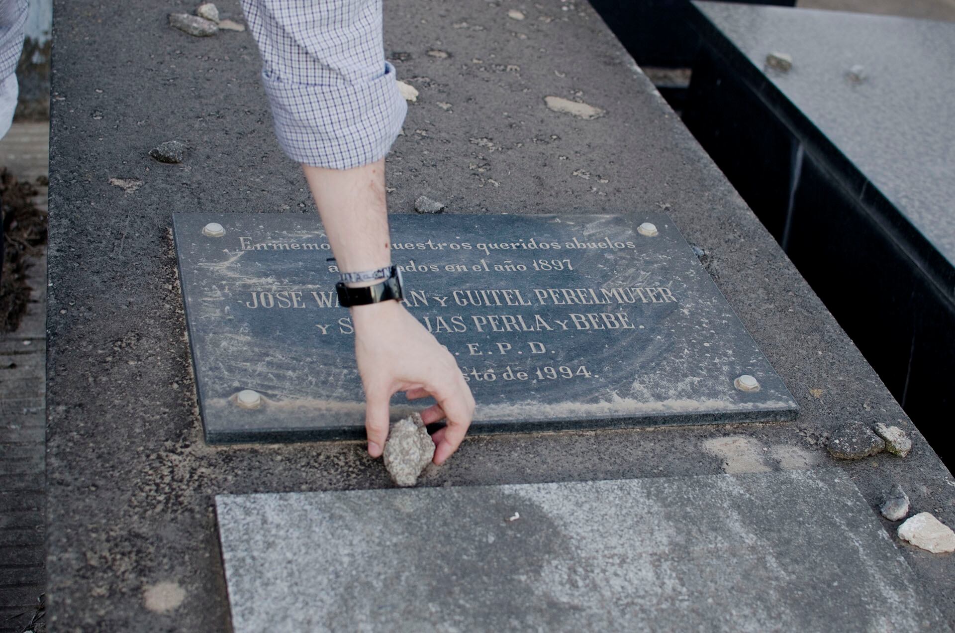 Uno de los crímenes más brutales narrados en el libro de Sinay es el cuádruple homicidio de la familia Waisman. Los gauchos criollos degollaron al matrimonio y a dos de sus hijos. Están enterrados los cuatro juntos y su tumba es una parada obligada en el cementerio de Moisés Ville (Paula Salischiker)