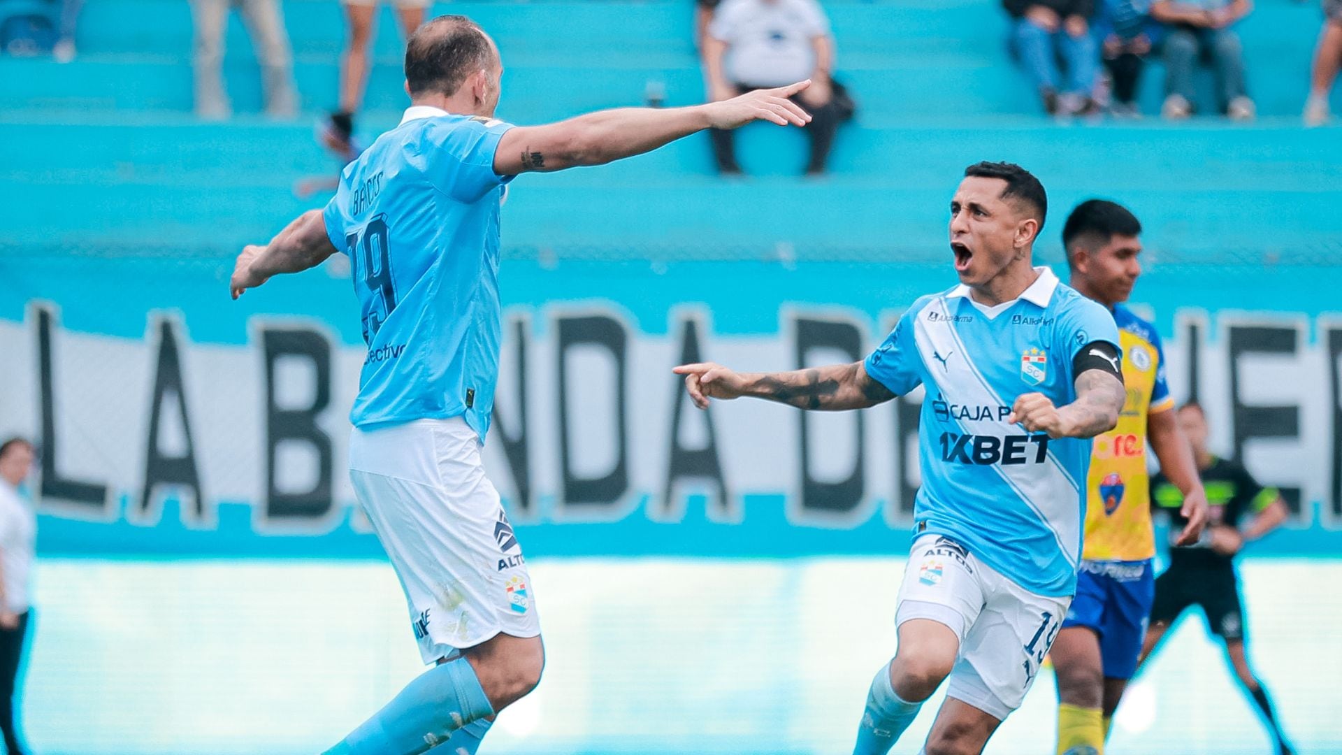 Hernán Barcos disponiéndose a festejar con Yoshimar Yotún. - Crédito: Copa de la Liga