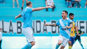 Hernán Barcos disponiéndose a festejar con Yoshimar Yotún. - Crédito: Copa de la Liga