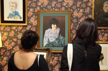 Visitantes observan el 'Autorretrato. Cacatúa con loros', de la muestra "Mildred Burton: Fauna del país", que se presenta en el Museo de Arte Moderno de Buenos Aires