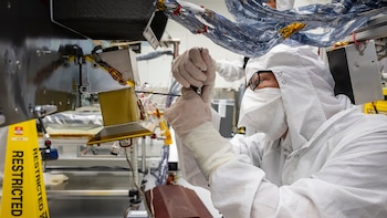 La NASA prueba un helicóptero para viajar a una luna de Saturno: qué espera investigar
