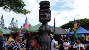 La gente pasa junto a