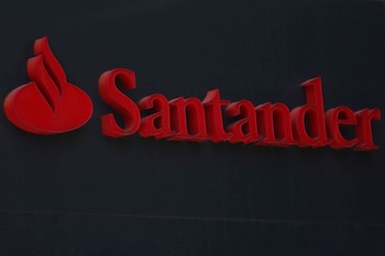 FOTO ARCHIVO: El logotipo del banco Santander en una sucursal en la Ciudad de México, México, 12 de abril de 2019. REUTERS/Edgard Garrido