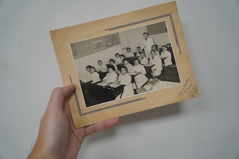 Una infancia compartida, décadas de distancia y un reencuentro en el voluntariado de AMIA: la historia de Eugenia y Sara