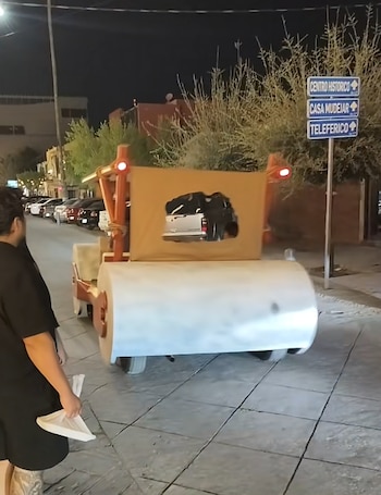 Una réplica del vehículo de Los Picapiedras llamó la atención por su diseño y por contar aparentemente con un mecanismo que le permite desplazarse.