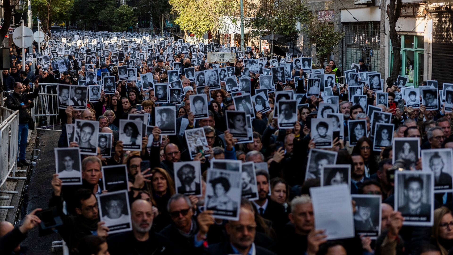 Familiares de las víctimas, allegados y la comunidad judía volverá a congregarse en el barrio de Once (Adrián Escandar)