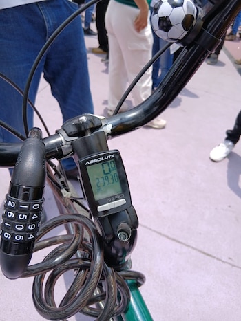 Con más de 230 kilómetros recorridos hasta el momento, su bici lo acompañará hasta Canadá, donde disfrutará el Mundial con su sobrina (César Márquez)