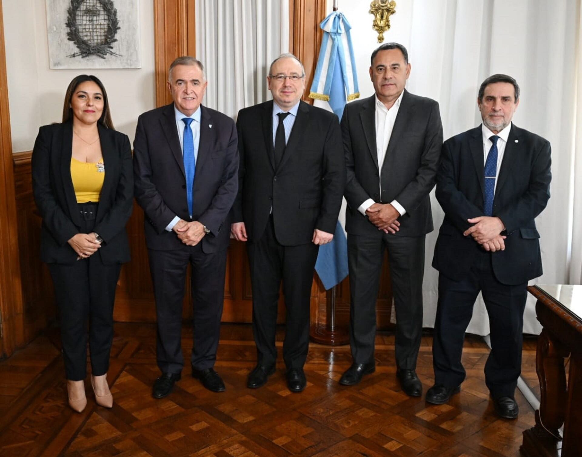 El gobernador Osvaldo Jaldo junto al Rabino Fishel Szlajen y ministros provinciales
