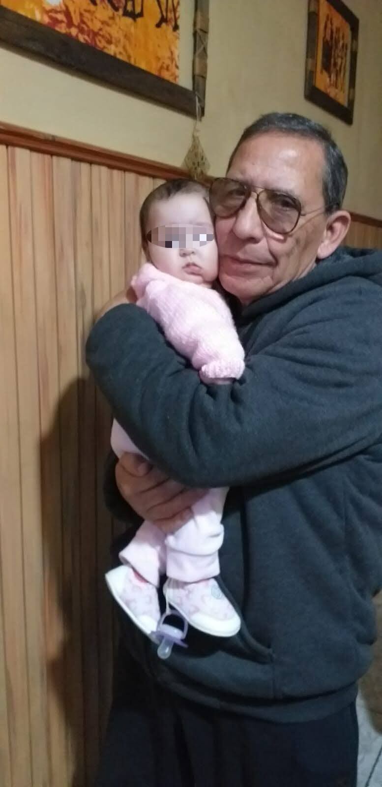 Héctor Vilches tenía 74 años. En la foto, junto a su nieta menor. Foto: Gentileza familia Vilches