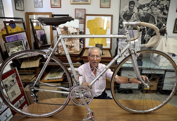 Bahamontes posa con la bicicleta con la que ganó su Tour de Francia en 1959 (REUTERS).
