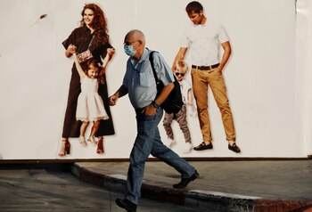 Un hombre usa una mascarilla