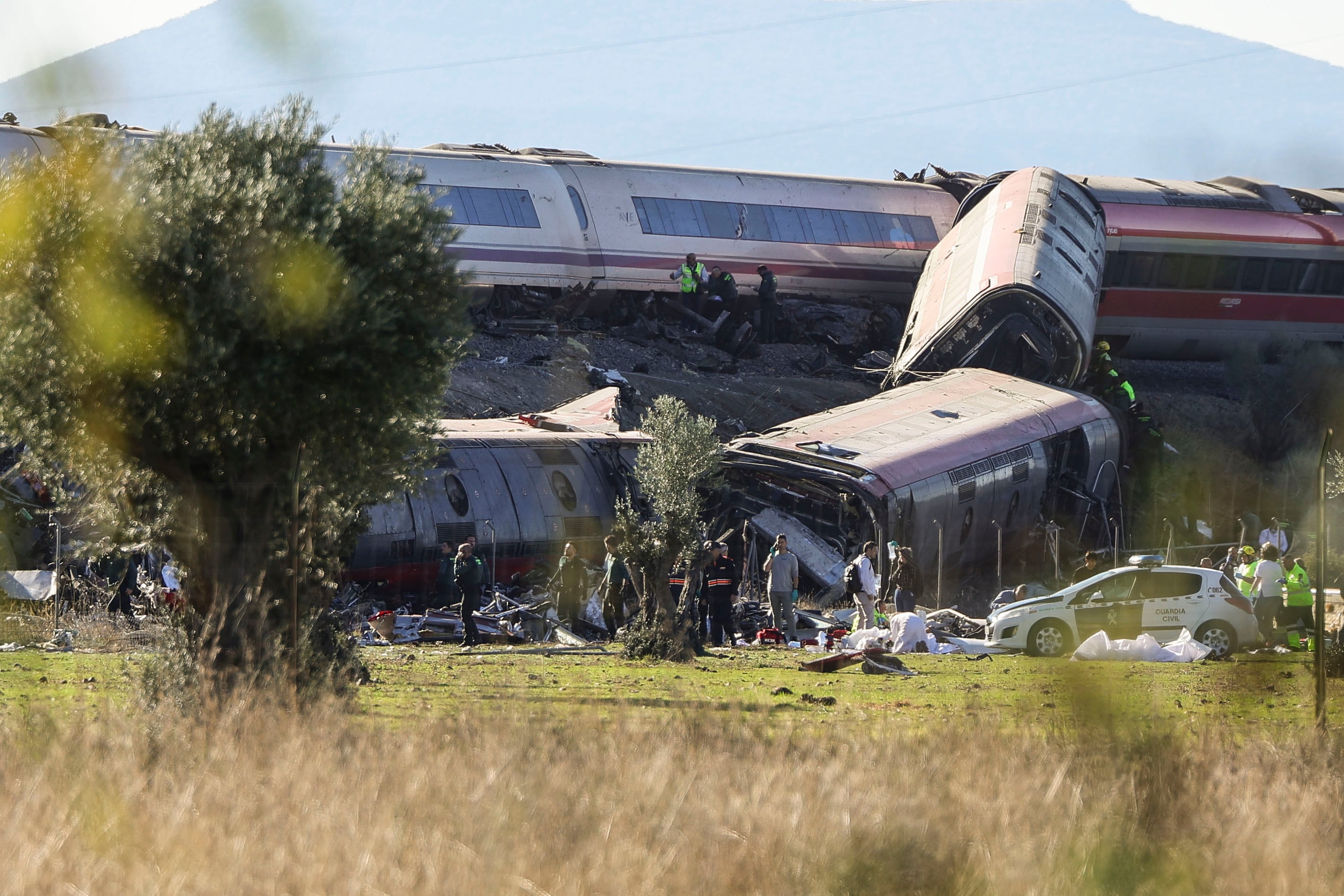 Imagen del accidente de dos trenes de alta velocidad ocurrido este miércoles en España. EFE/Ismael Herrero