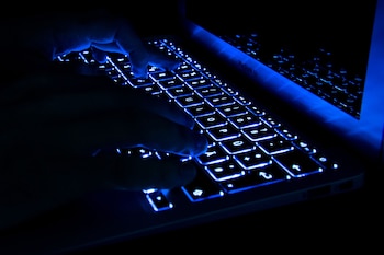 ILUSTRACIÓN - Los cibercriminales operan