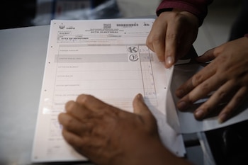 Fotografía que muestra un acta electoral durante el conteo de votos este domingo, en Lima (Perú). EFE/ Renato Pajuelo