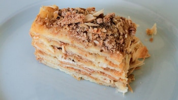 Receta de tarta Napoleón, una delicia tradicional rusa a base de capas de hojaldre y suave crema pastelera