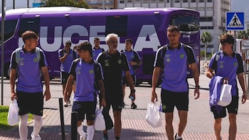 Un joven marroquí de 17 años cruza a España oculto en los bajos del autobús del Real Valladolid tras un partido en Ceuta