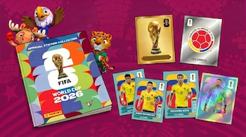 Álbum Panini FIFA World Cup 2026 con láminas de jugadores colombianos Richard Ríos y James Rodríguez, el trofeo y escudos sobre fondo magenta.