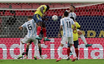 Soccer Football - Copa America 2021 - Semi Final - Argentina v Colombia - Estadio Mane Garrincha, Brasilia, Brazil - July 6, 2021 Colombia's Davinson Sanchez in action with Argentina's German Pezzella REUTERS/Henry Romero