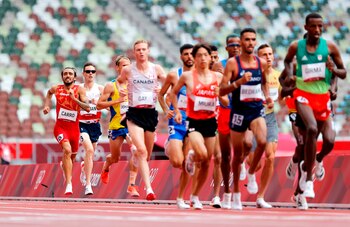 Fernando Carro de España compite en los 3000m obstáculos masculinos durante los eventos de atletismo de los Juegos Olímpicos de Tokio 2020 en el Estadio Olímpico de Tokio, Japón, el 30 de julio de 2021. EFE/EPA/VALDRIN XHEMAJ