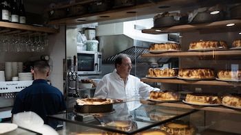 Santiago Rivera inventó la tarta de queso vasca, pero prefiere el chocolate