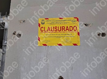 Cartel rectangular amarillo y rojo con la palabra "CLAUSURADO" en mayúsculas, adherido a una pared de concreto gris. Incluye logos y texto del Gobierno de la Ciudad de Buenos Aires, indicando la fecha 02/03/2020