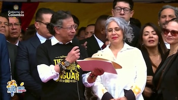 Gustavo Petro entregó el sombrero de Carlos Pizarro a la exsenadora María José Pizarro y dio su versión del crimen del exlíder del M-19: “Lo iban a quemar”