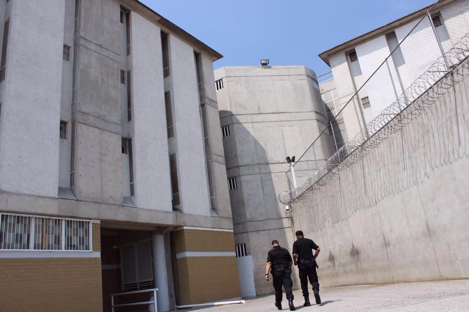 Desde Santa Martha Acatitla, la defensa de la imputada denuncia colusión de autoridades locales para mantenerla bajo prisión preventiva.(Foto: Facebook@peraltarbk)