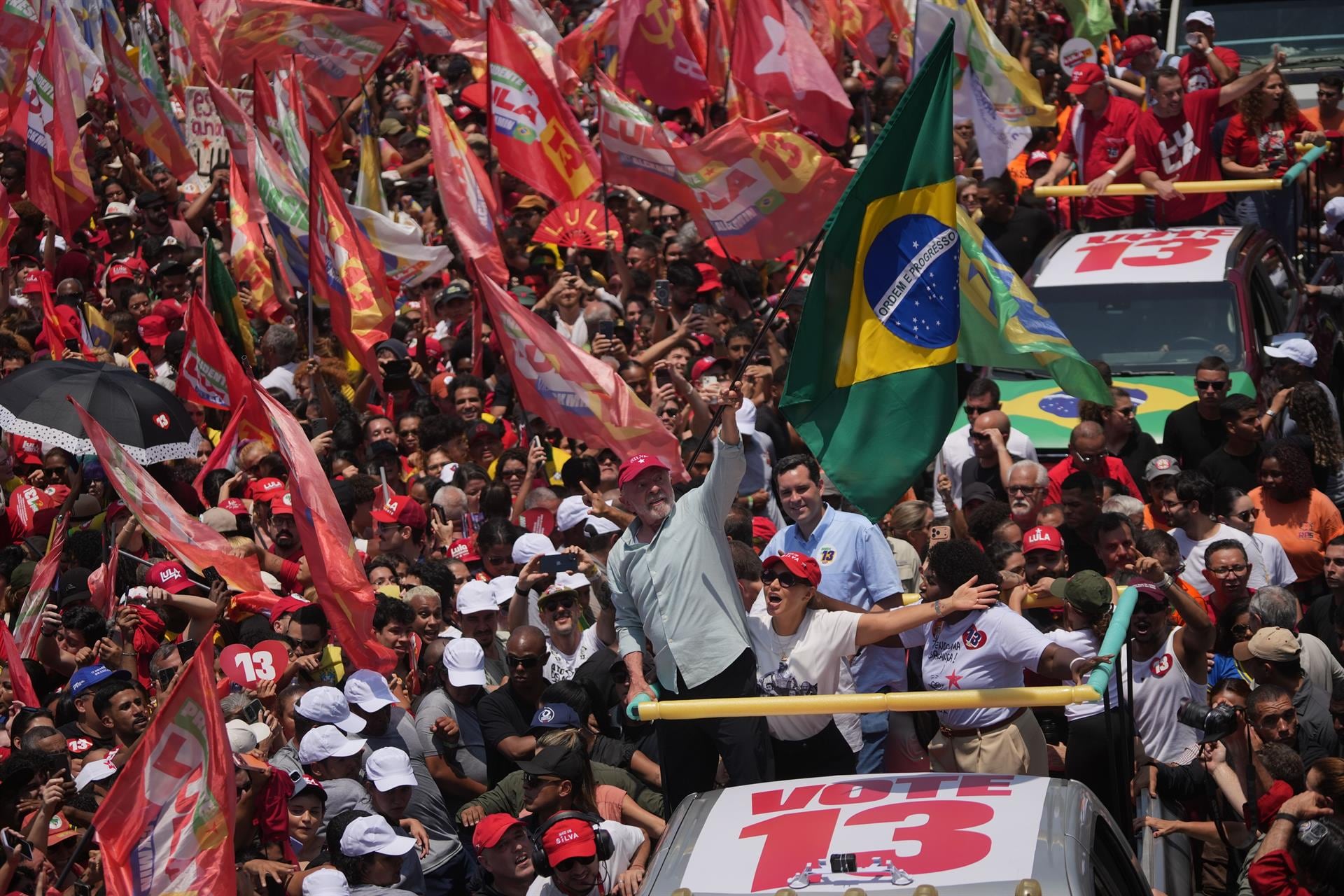Lula y Flávio Bolsonaro cierran la campaña de la segunda vuelta con actos multitudinarios en el sureste