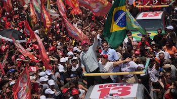 Lula y Flávio Bolsonaro cierran la campaña de la segunda vuelta con actos multitudinarios en el sureste
