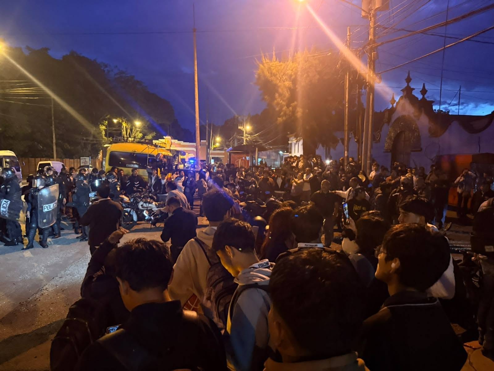 El Ministerio Público mantiene un operativo de varias horas para revisar teléfonos en el Instituto Vocacional Fischmann de Guatemala