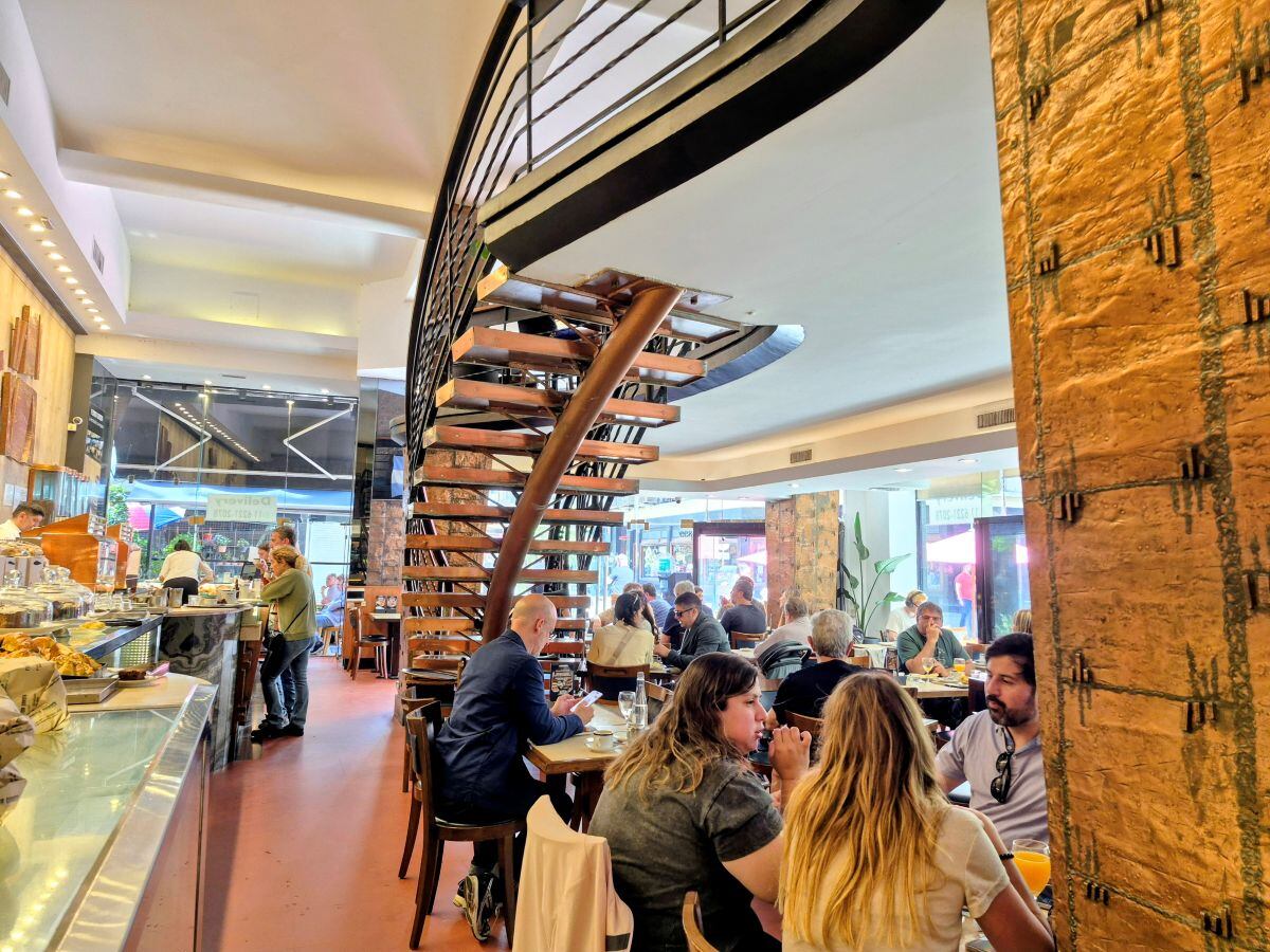 El Florida Garden es un café irreverente que rompe con lo establecido: tiene una escalera curva e imponente que baja por el centro del salón, dos plantas, barra de tragos, barra para cafés al paso y está revestido en cobre