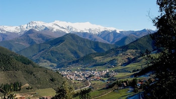 Escondida en los Picos de Europa, se asienta una comarca sobre la ladera de la montaña con un monasterio de más de 10 siglos