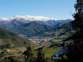 El pueblo en el valle con las montañas de fondo. Se aprecia la enormidad de la naturaleza de esta zona.