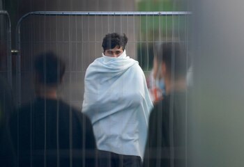 Personas caminan dentro del centro